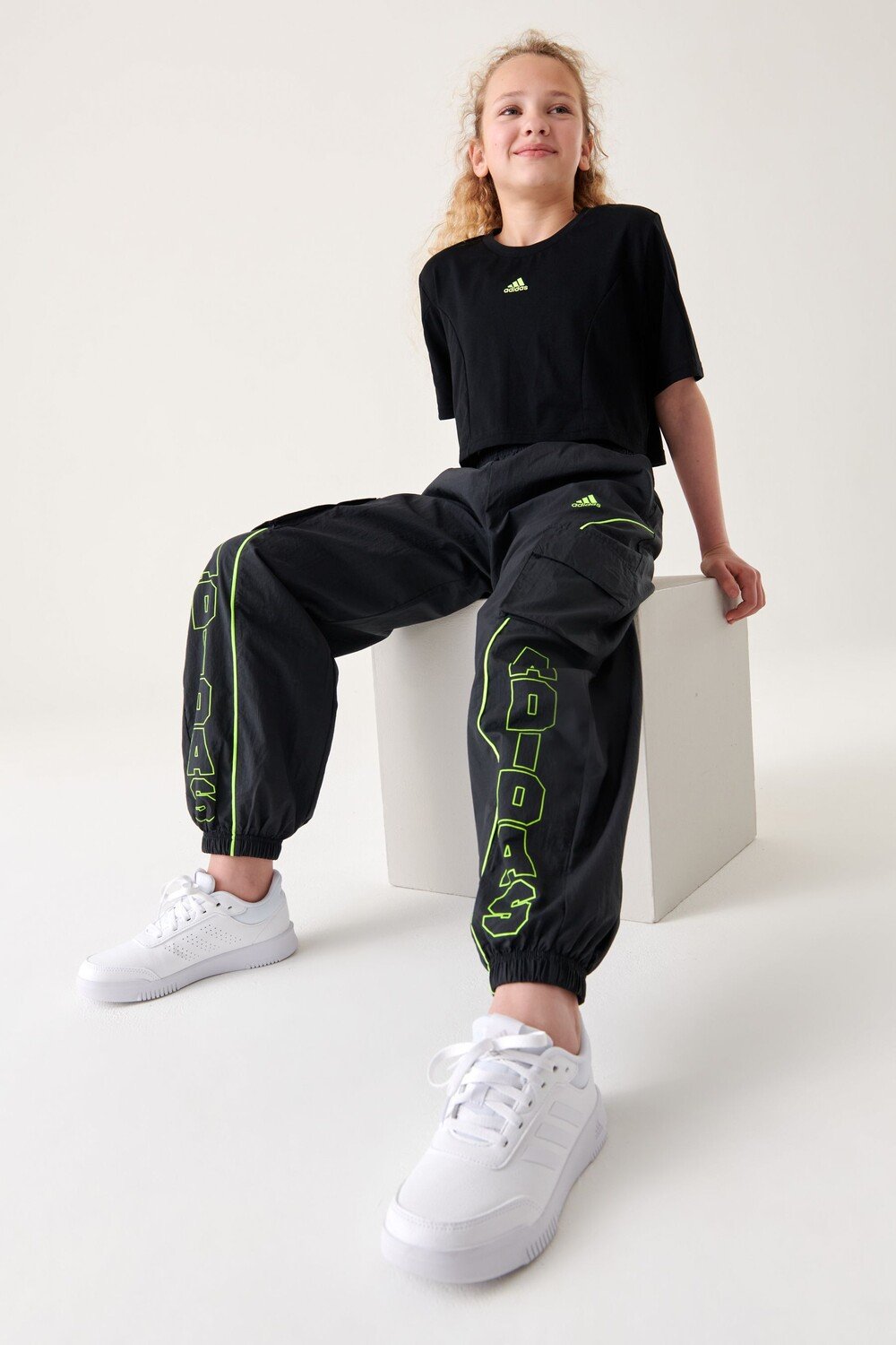 

Детские спортивные штаны с надписью Dance adidas, серый