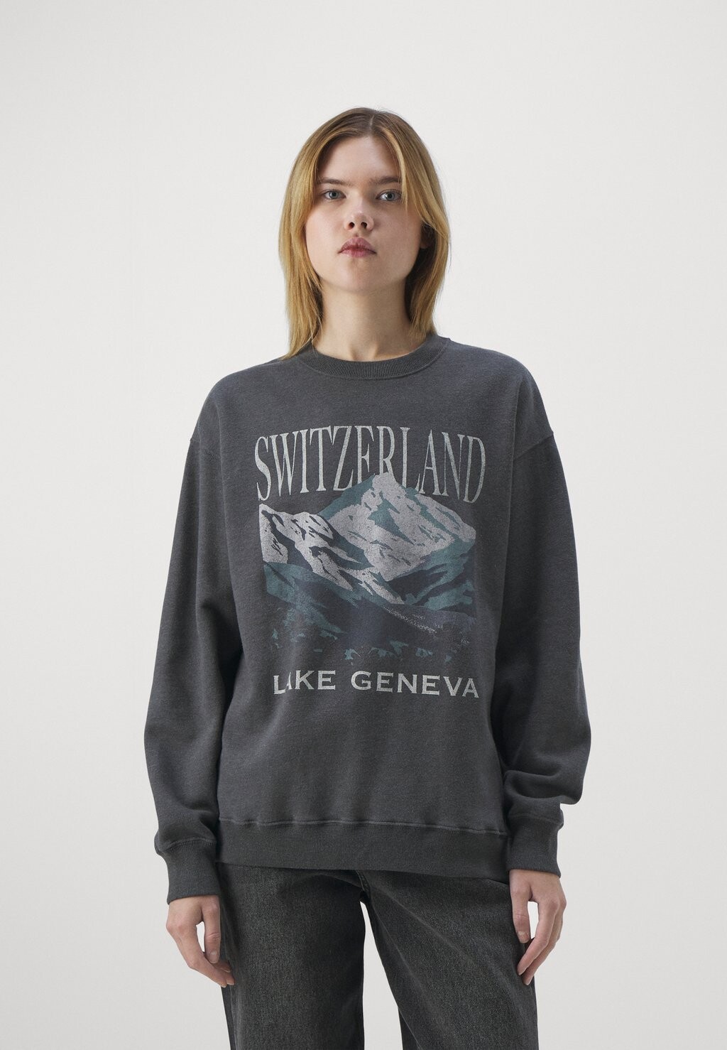 Толстовка Hollister Co. СВИТШОТ OVERSIZED ALASKA GRAPHIC CREW, цвет DARK GREY (SWITZERLAND GRAPHIC)