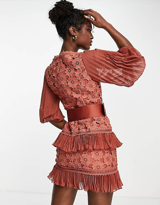 

Кружевное мини-платье ASOS DESIGN с плиссированным шифоном и ржавым атласным поясом