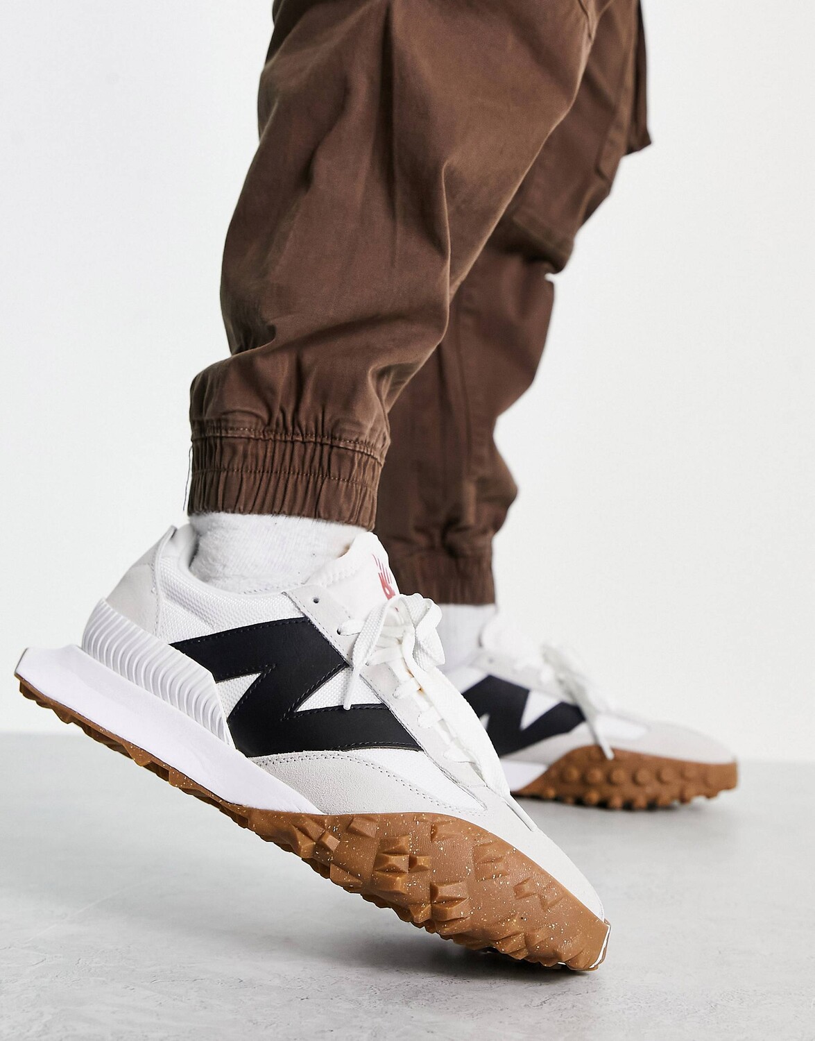 

Кроссовки New Balance XC72 светло-серого и черного цветов