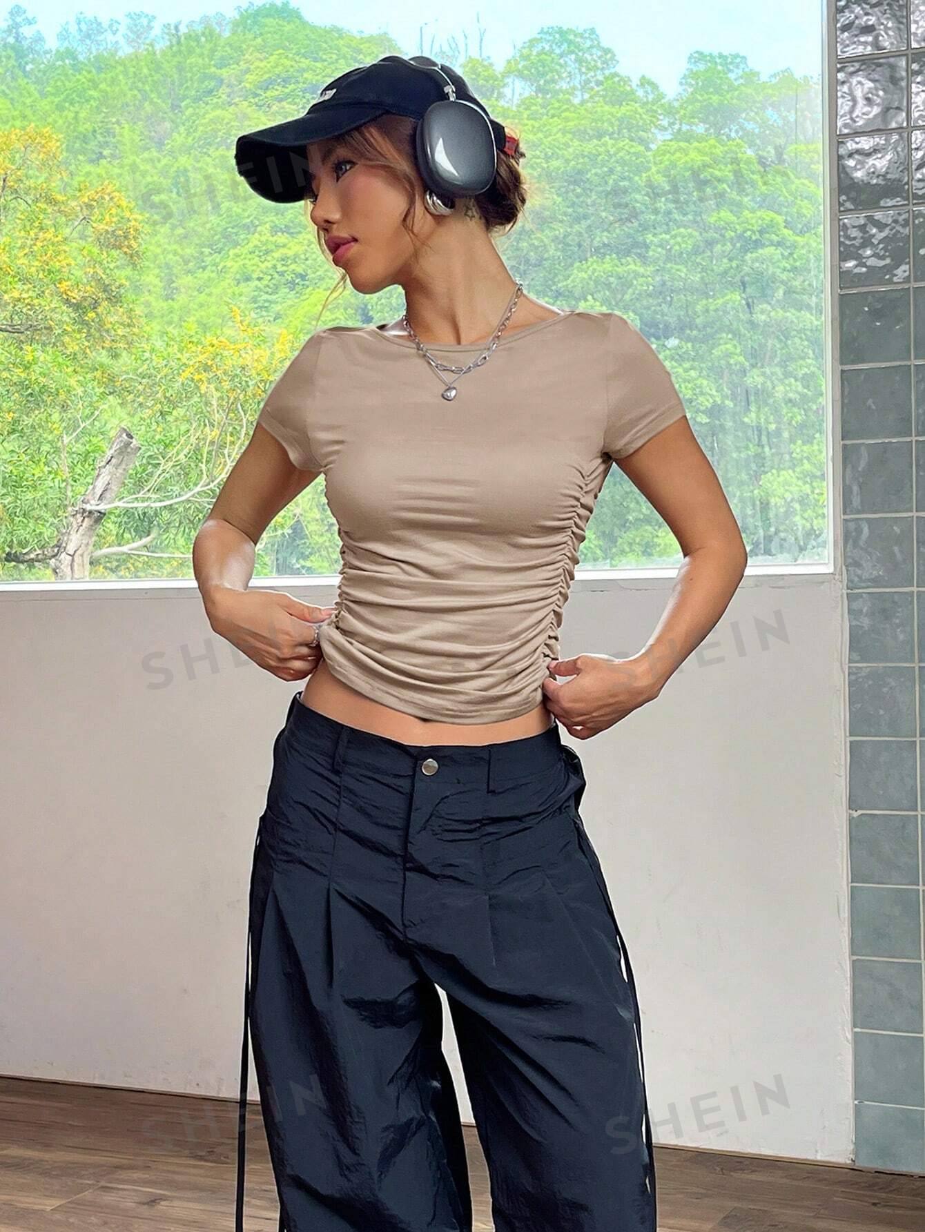 SHEIN EZwear Облегающая плиссированная футболка с короткими рукавами, хаки фото