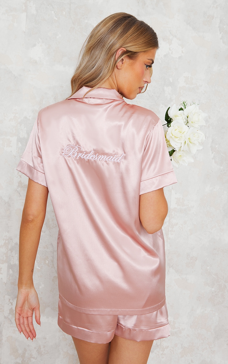 цена PrettyLittleThing Пижамный комплект из атласных шорт на пуговицах пыльно-розового цвета с вышивкой для подружки невесты
