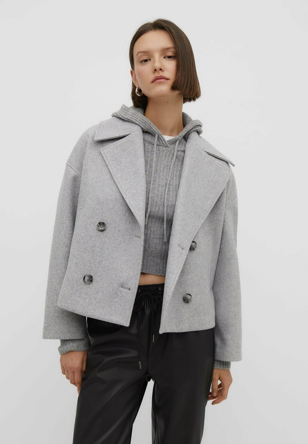 

Весенняя куртка Stradivarius, серый