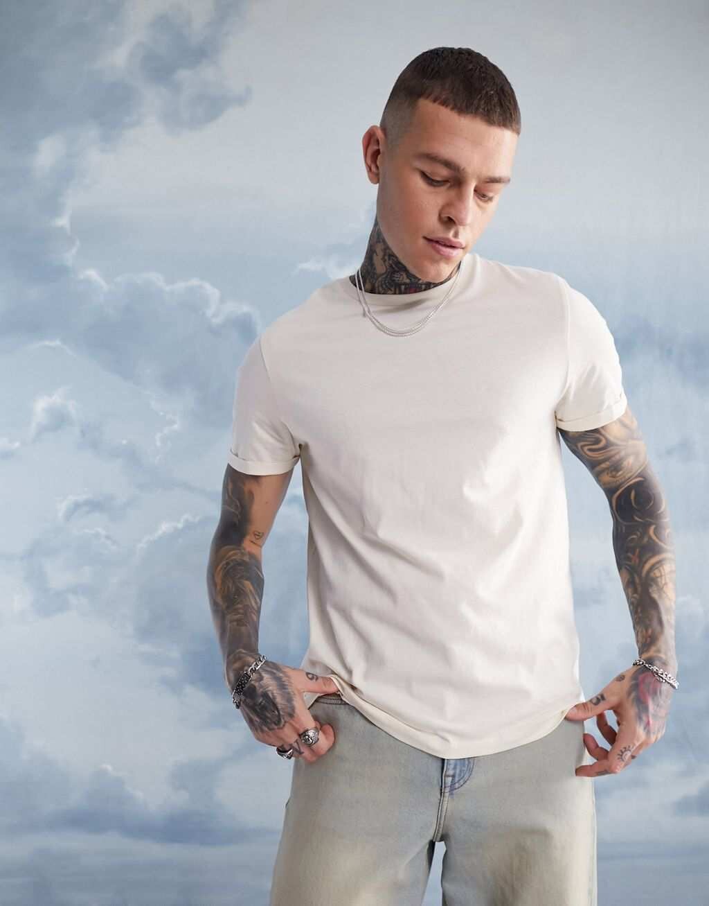 

Бежевая футболка с закатанными рукавами ASOS DESIGN