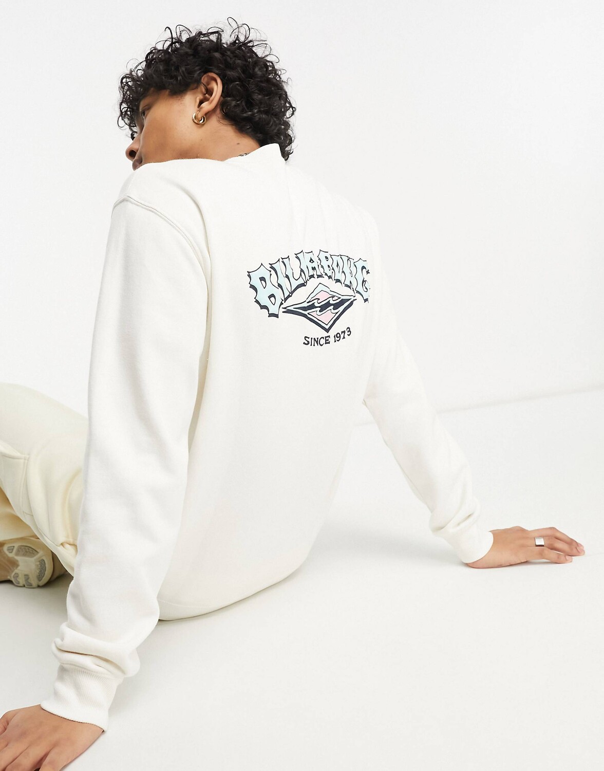 

Белый свитер с круглым вырезом и шортами Billabong