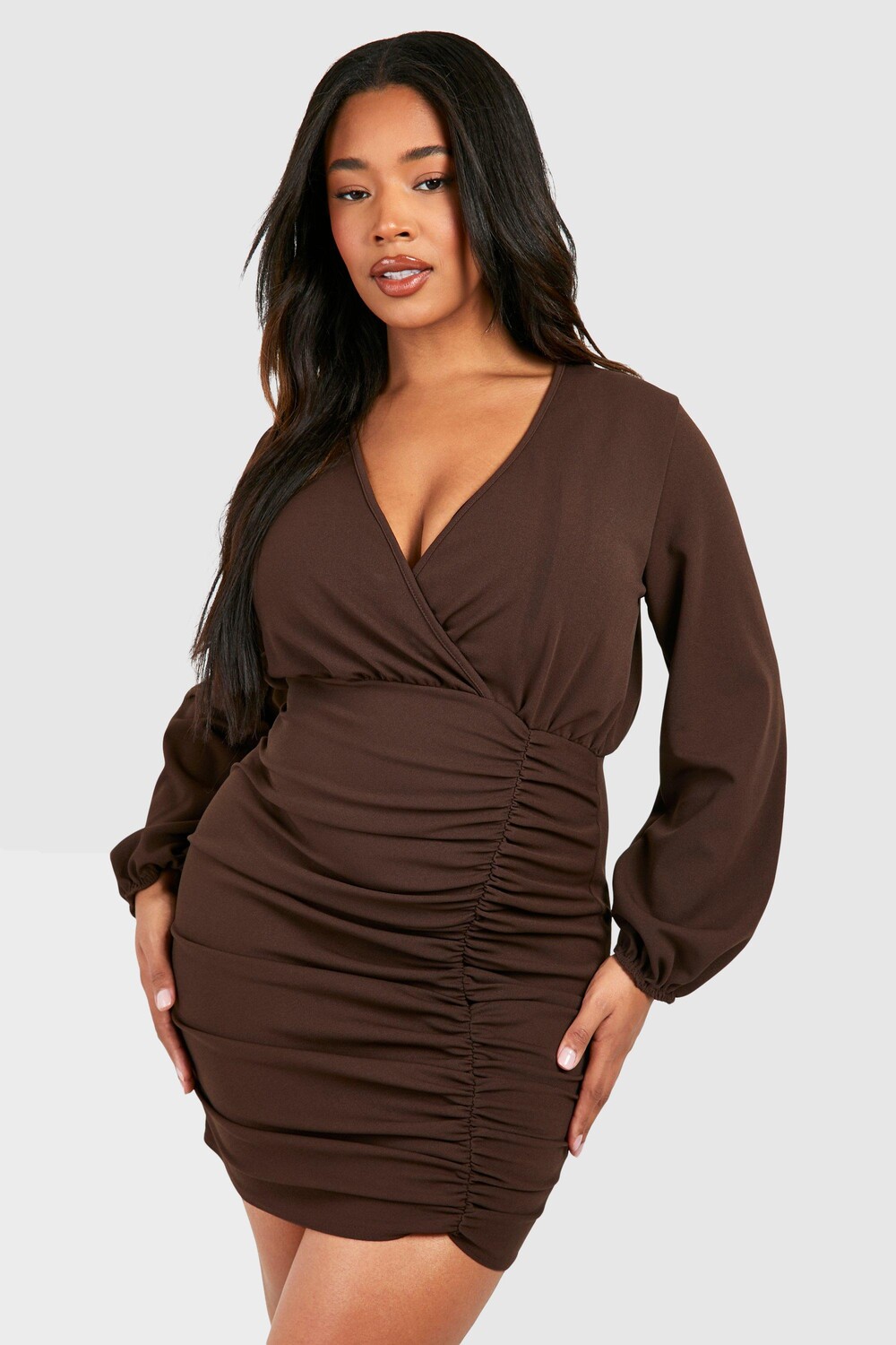 

Облегающее платье плюс с запахом и рюшами boohoo, коричневый