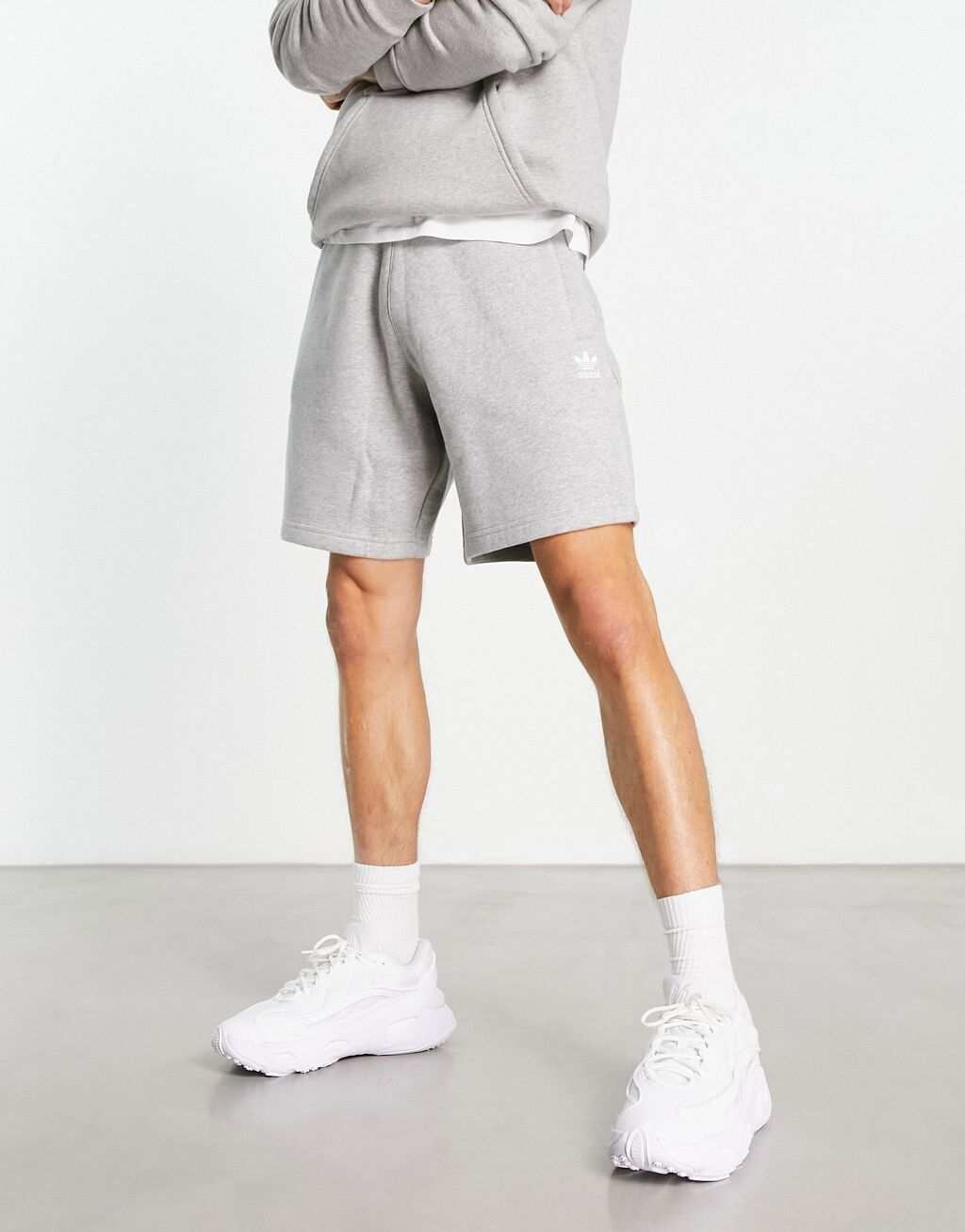 

Серые шорты adidas Originals Essentials