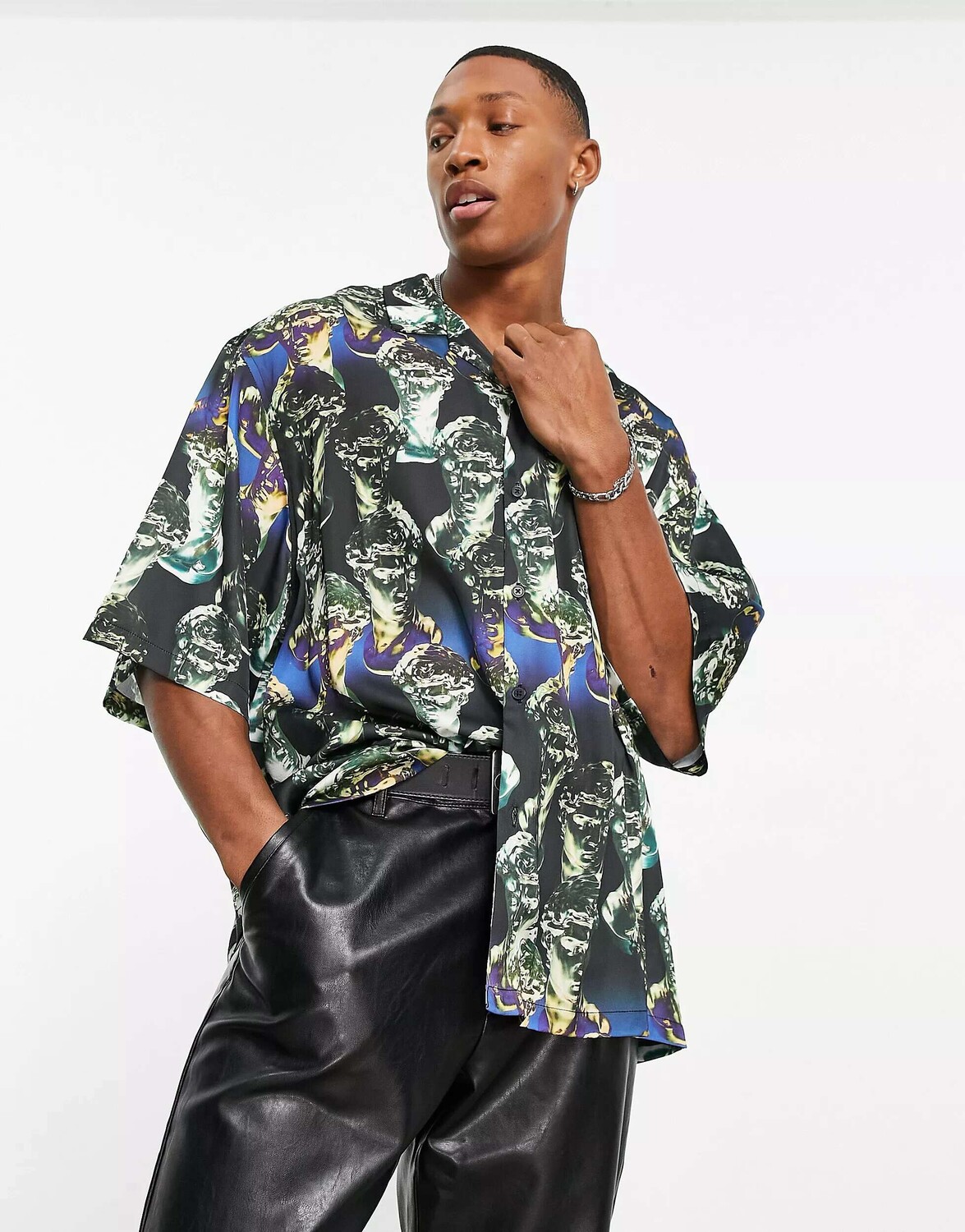 

Свободная атласная рубашка с заниженными плечами и принтом в виде статуи ASOS