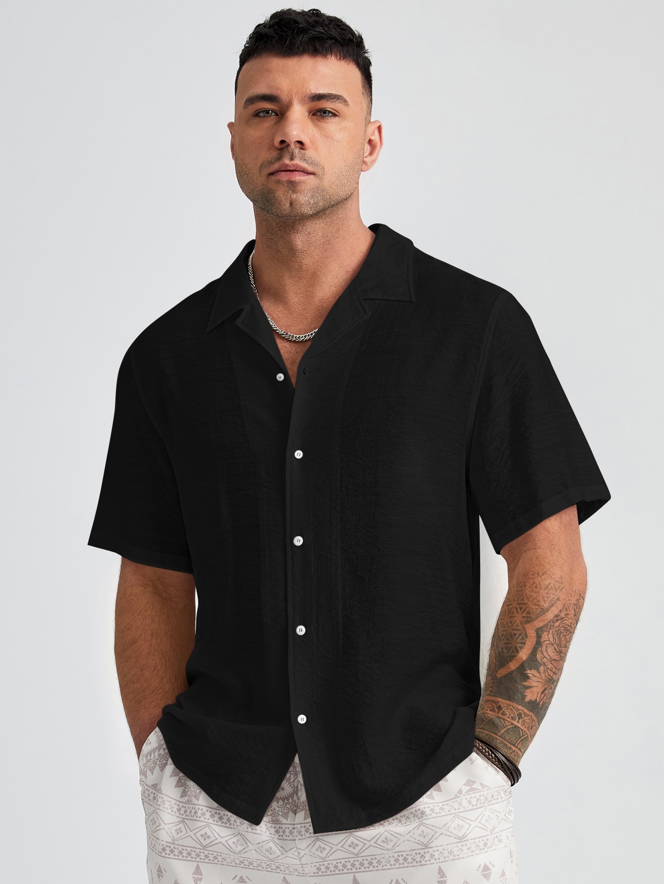 Manfinity Homme Мужская однотонная тканая рубашка больших размеров с коротким рукавом больших размеров, черный