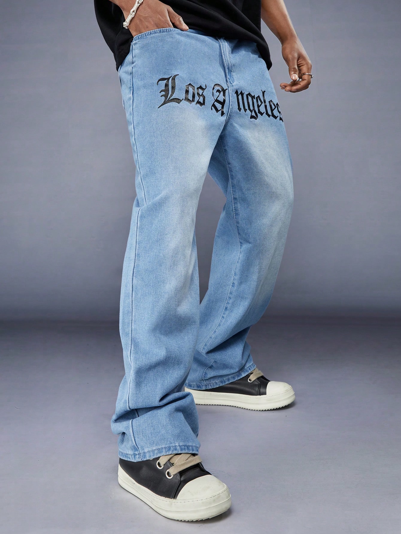 supzoom 2022 телефон модные легкие джинсы с принтом мужские повседневные этнические мотивы с абстрактным рисунком четыре сезона Мужские повседневные прямые джинсы Manfinity EMRG с буквенным принтом, черный