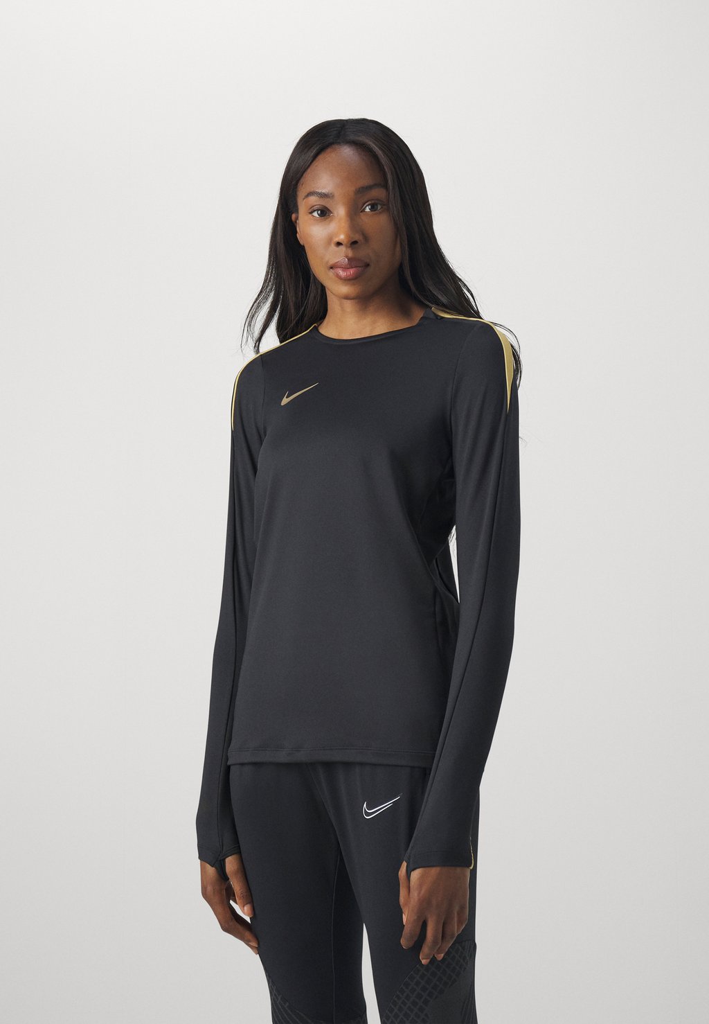 Рубашка с длинным рукавом STRIKE CREW Nike, цвет black/jersey gold/metallic gold цена и фото
