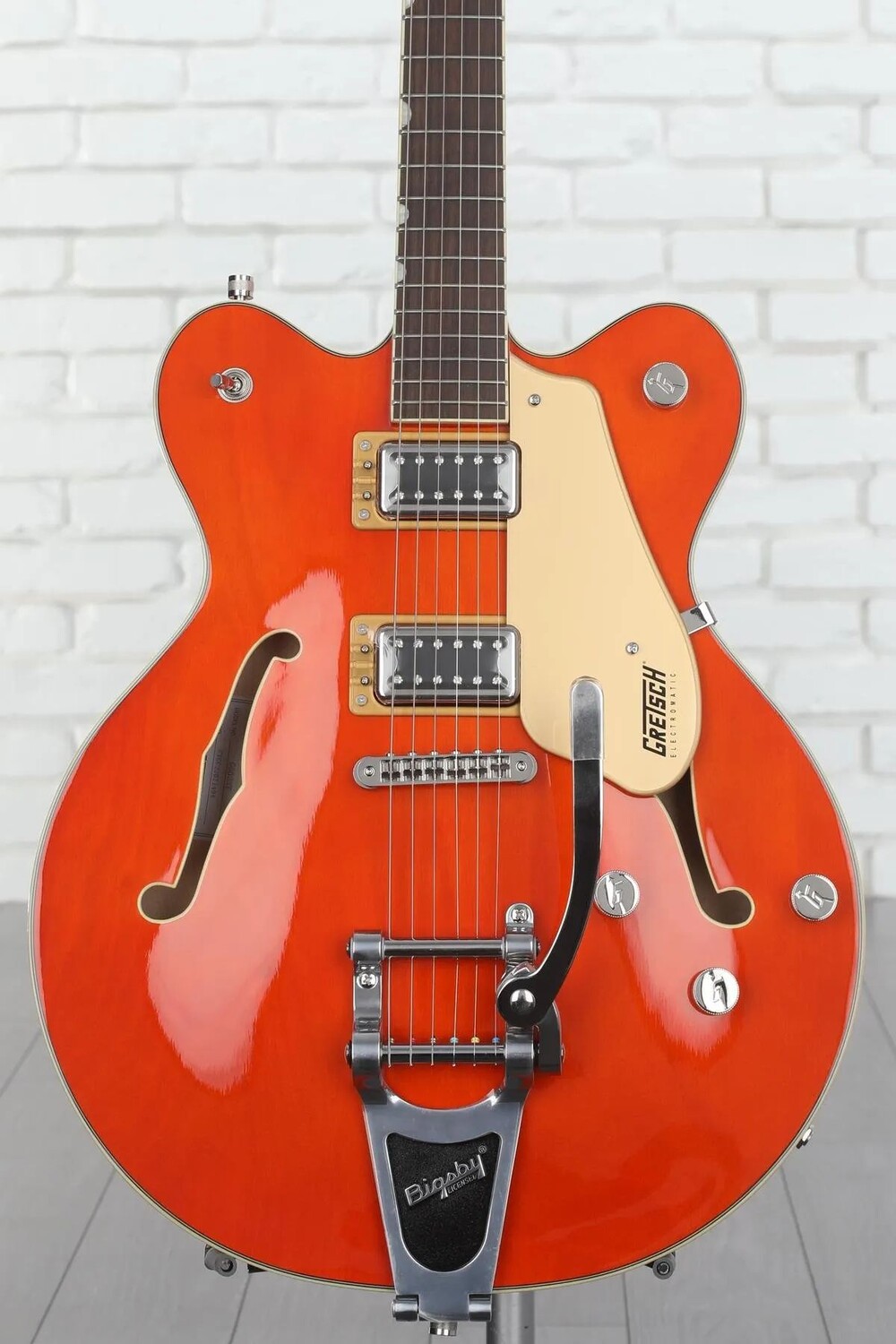 

Электрогитара Gretsch G5622T с электроматическим центральным блоком и двойной вырезкой - оранжевое пятно