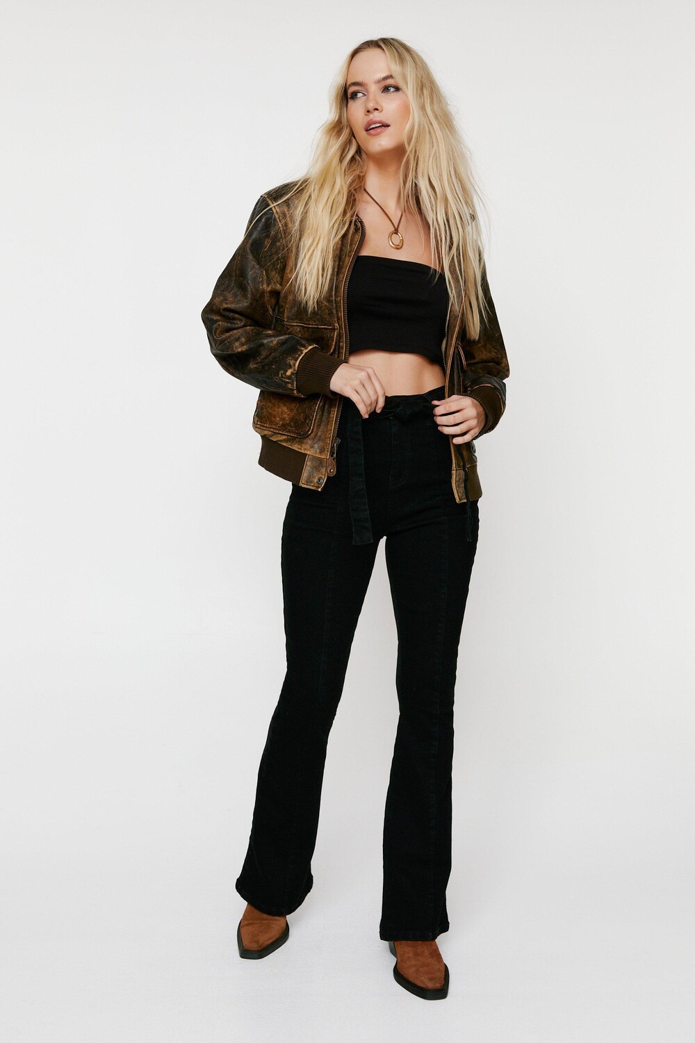 

Расклешенные джинсы с поясом и защипами по шву Nasty Gal, черный