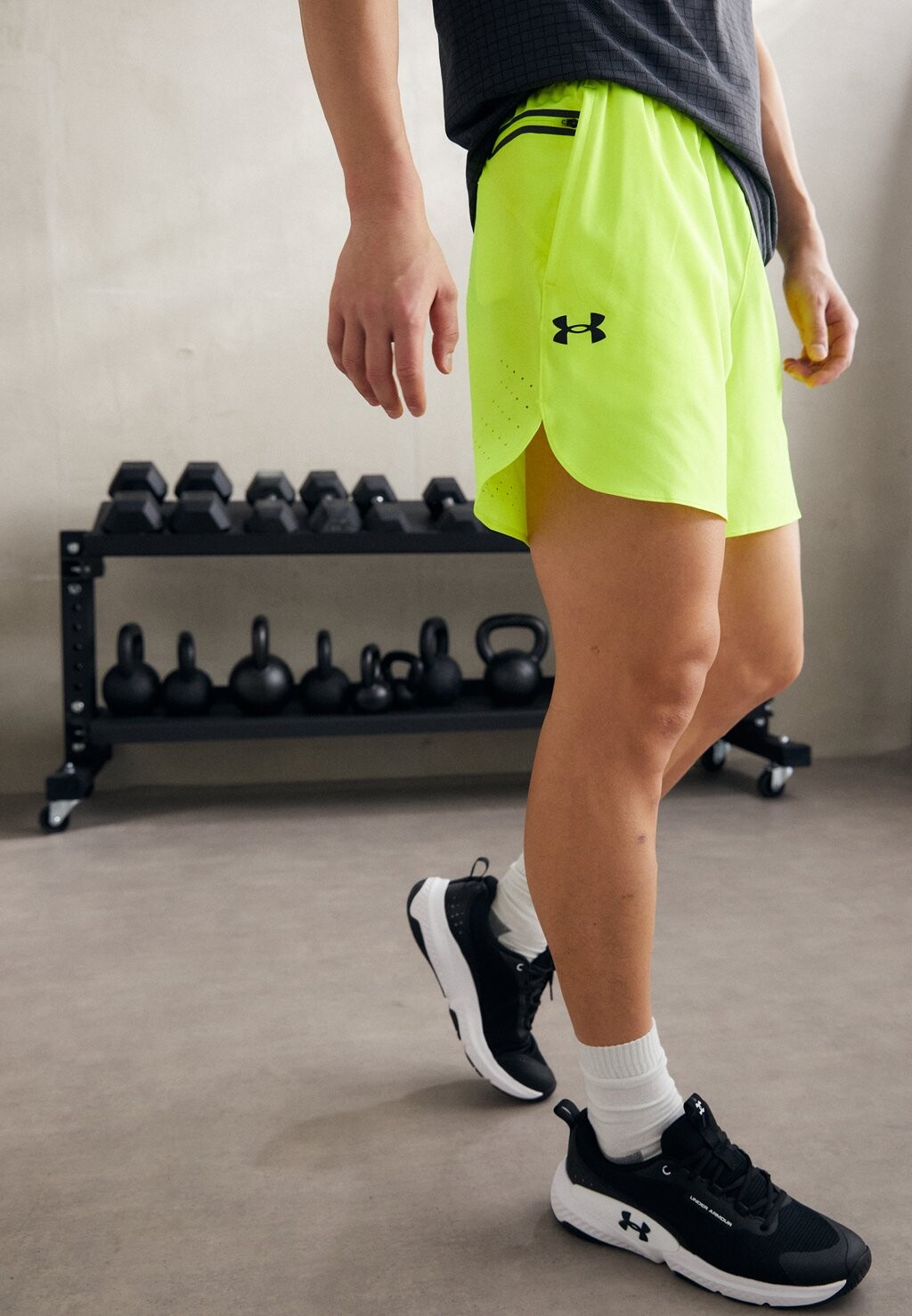 Спортивные шорты Peak Under Armour, цвет high-vis yellow/black беговая обувь under armour ua infinite pro цвет white black high vis yellow