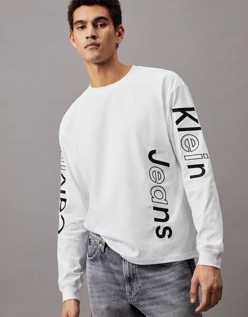 

Ярко-белая рубашка с длинными рукавами и графическим логотипом Calvin Klein