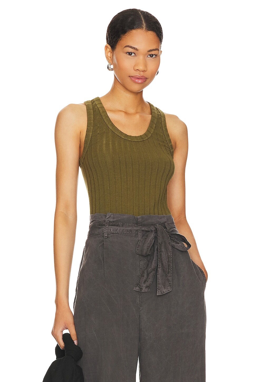 

Топ Bella Dahl Racerback, цвет Deep Rosemary