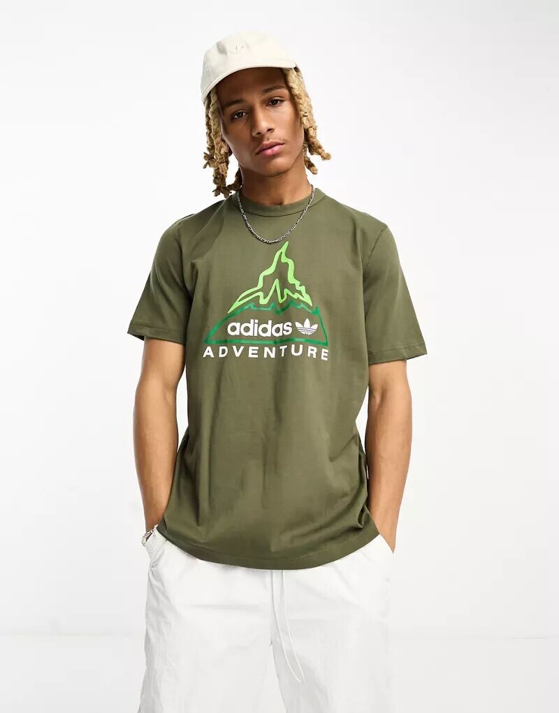 

Многослойная оливковая футболка adidas Originals Adventure с принтом вулкана
