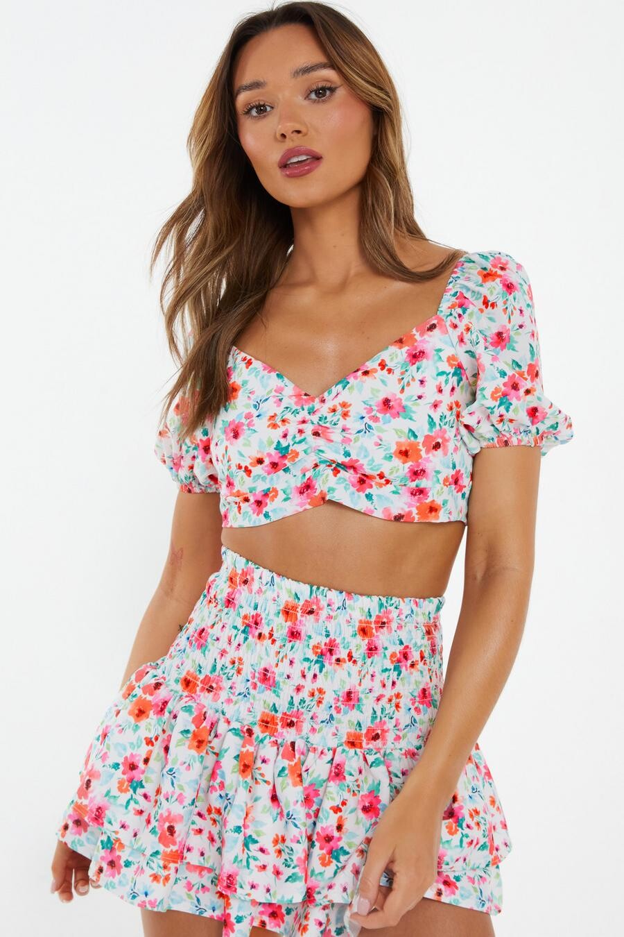 

Белый мелкий цветочный укороченный топ с завязками на спине QUIZ Clothing