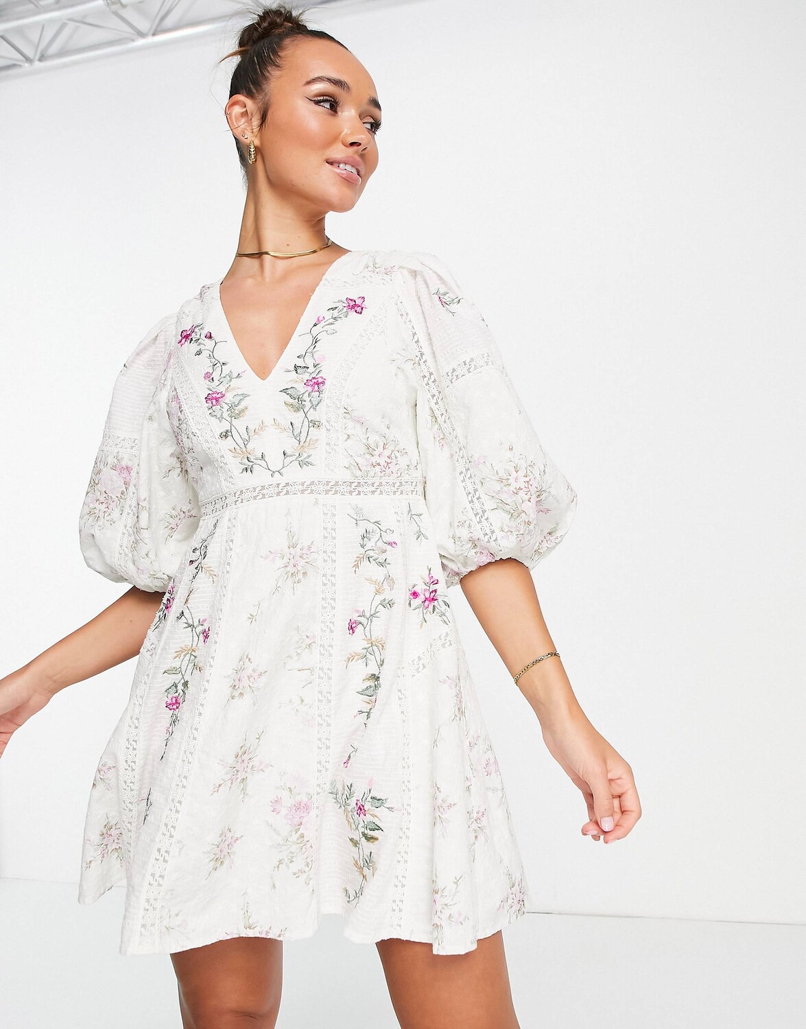 

Кремовое мини-платье с цветочной вышивкой и кружевными вставками ASOS EDITION, Бежевый