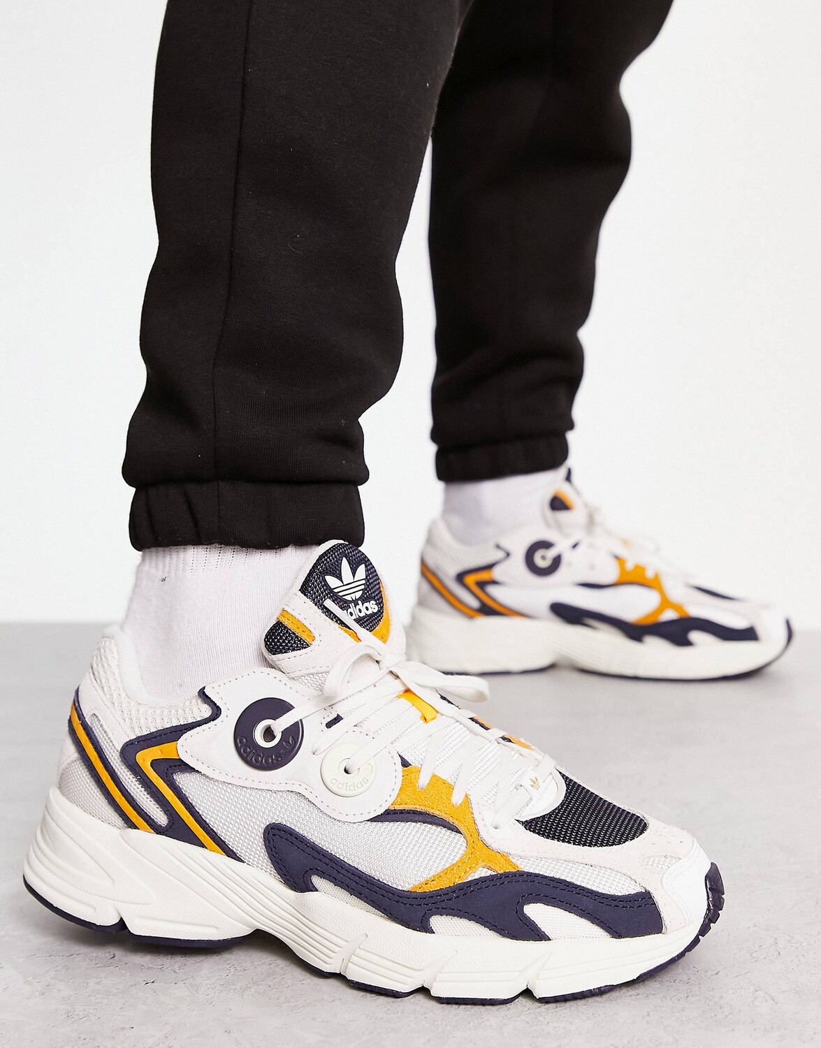 

Кремово-белые кроссовки adidas Originals 'Preppy Varsity' Astir с горчичными деталями