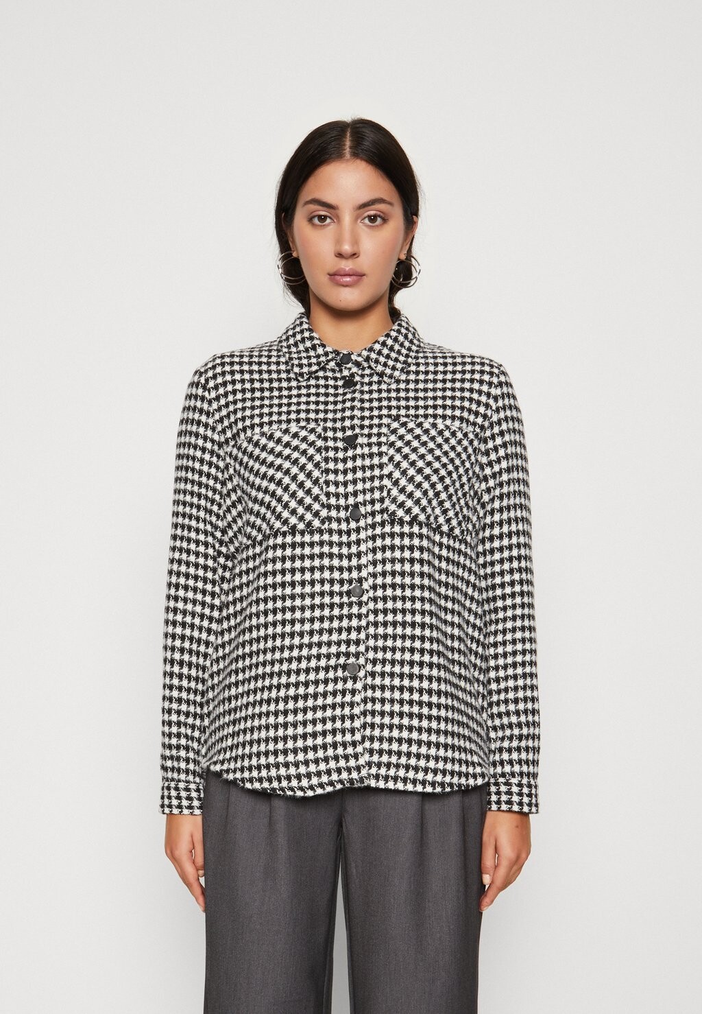 

Рубашка JDY JDYNEOLINA BOUCLE ВЕРХНЯЯ, цвет black/eggnog