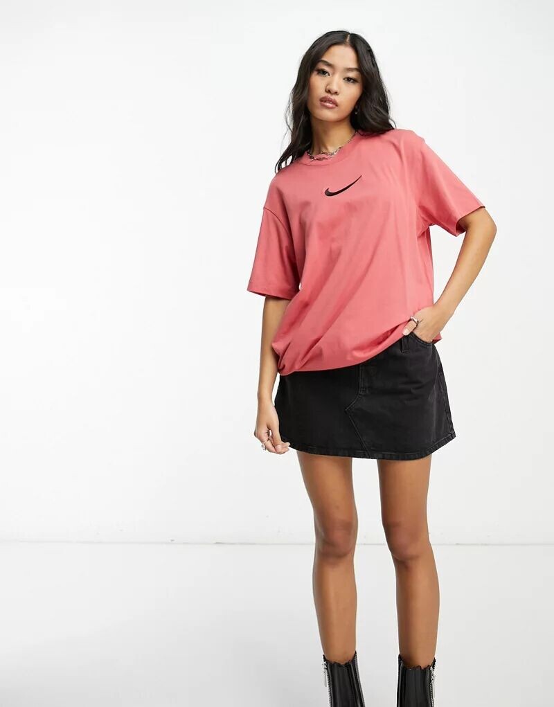 

Розовая футболка Nike Adobe Adobe с логотипом-галочкой среднего размера