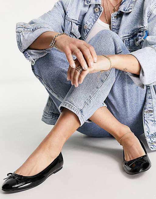 

Черные лакированные балетки с жатым узором ASOS DESIGN Wide Fit Locus