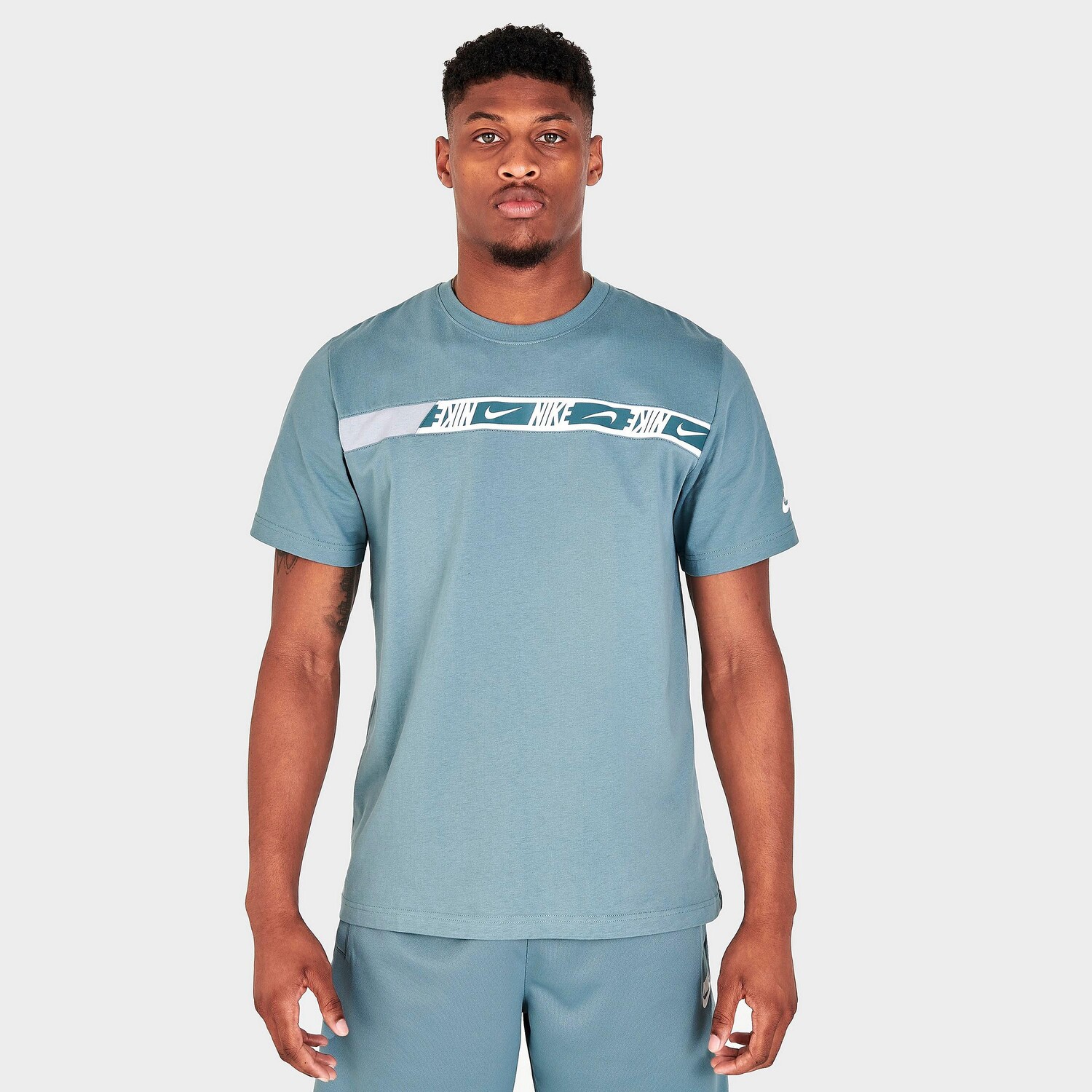 

Мужская футболка Nike Sportswear Swoosh Repeat, синий