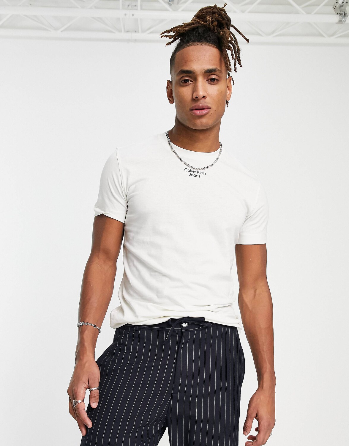

Приталенная футболка цвета слоновой кости с логотипом Calvin Klein Jeans