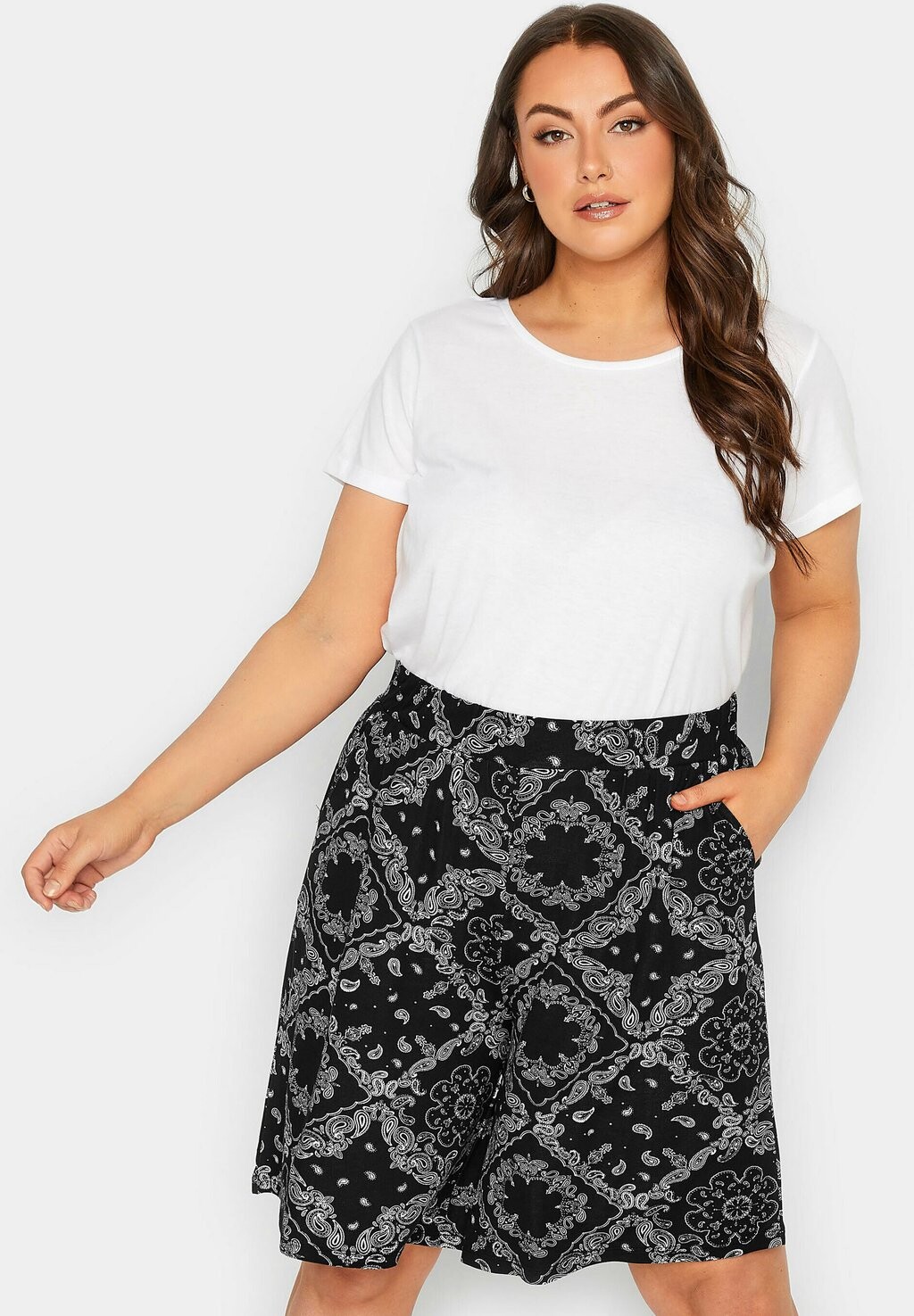 

Шорты Yours Clothing, черный