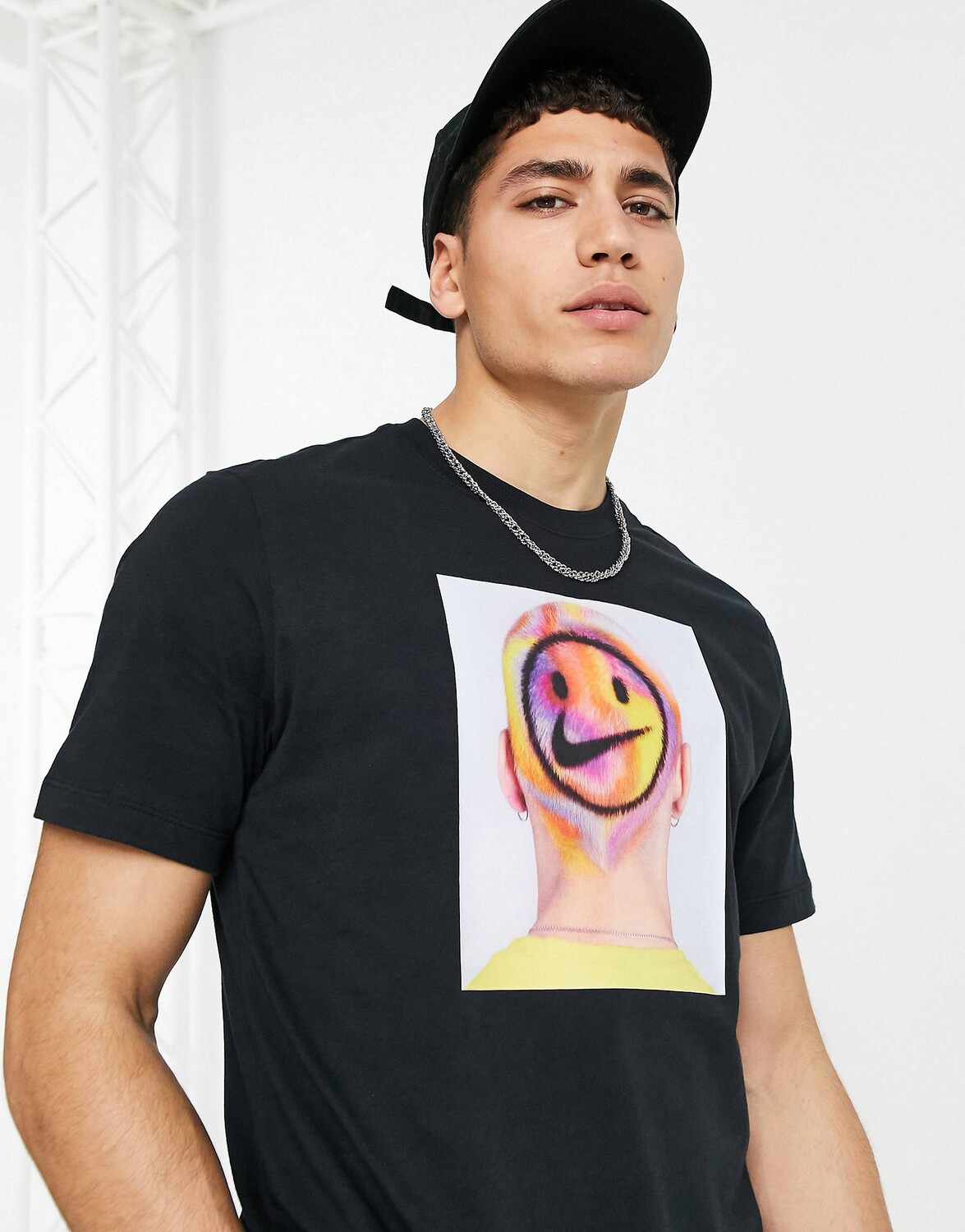 

Черная футболка с нагрудным принтом Nike
