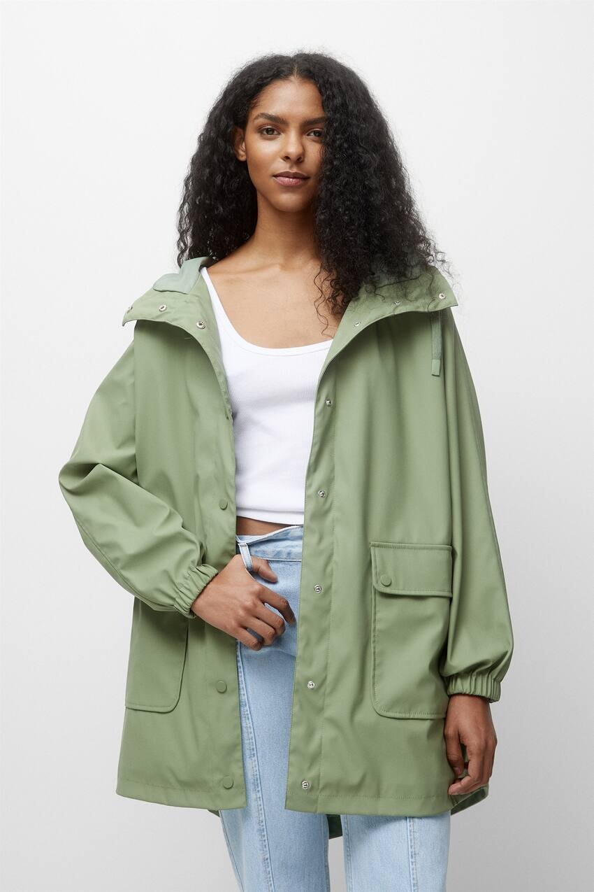 

Прорезиненный плащ с капюшоном Pull&Bear, бледный хаки