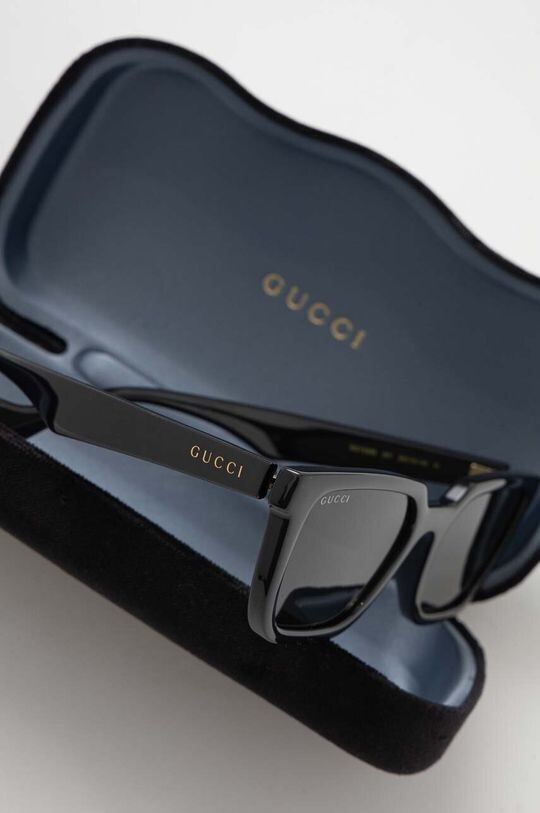 

Солнцезащитные очки Gucci, черный