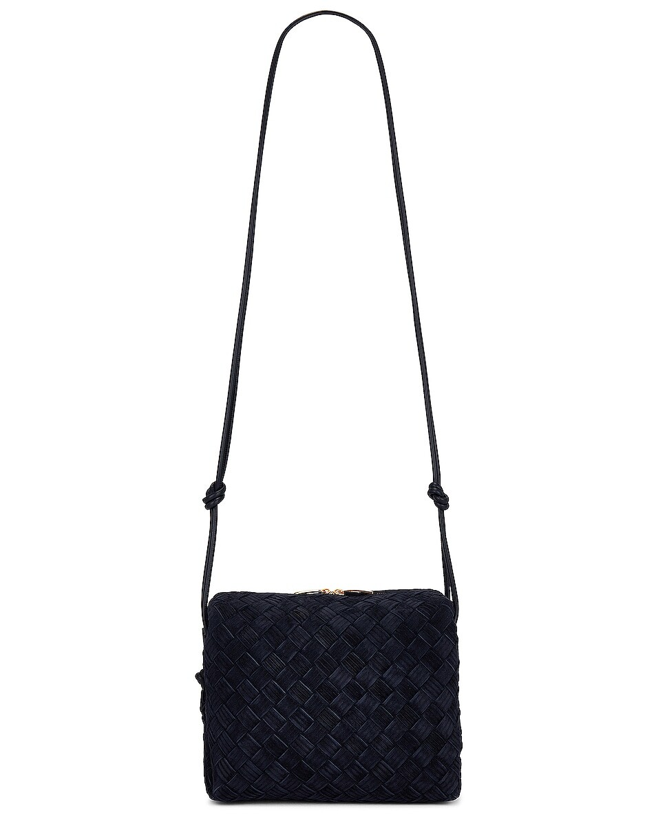 

Сумка кросс-боди Bottega Veneta Small Loop, цвет Space & Gold