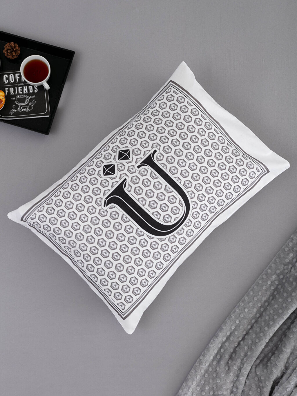 

Наволочка с принтом Letter Ü 50x70 см LCW Home