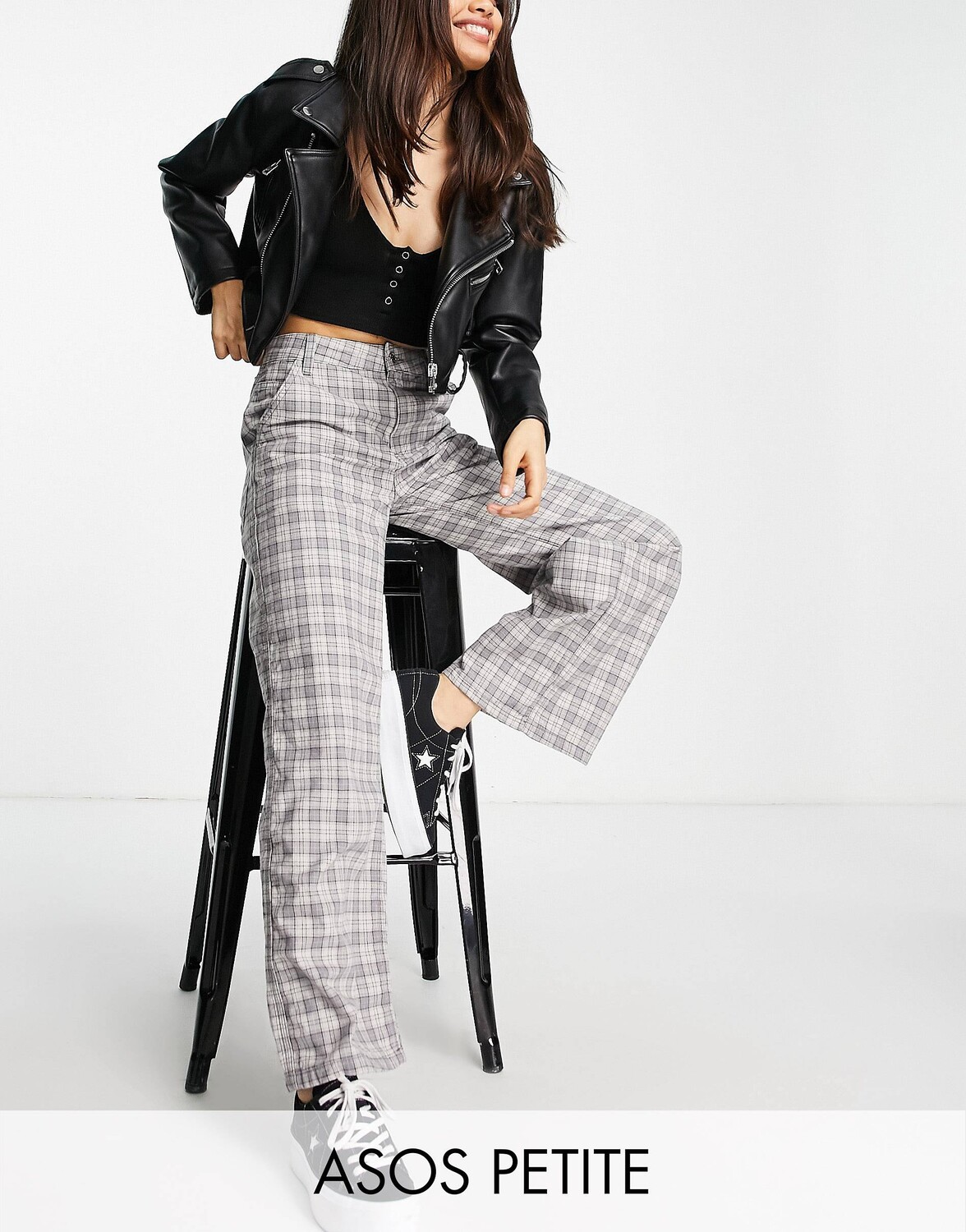 

Серые брюки прямого кроя в клетку ASOS DESIGN Petite