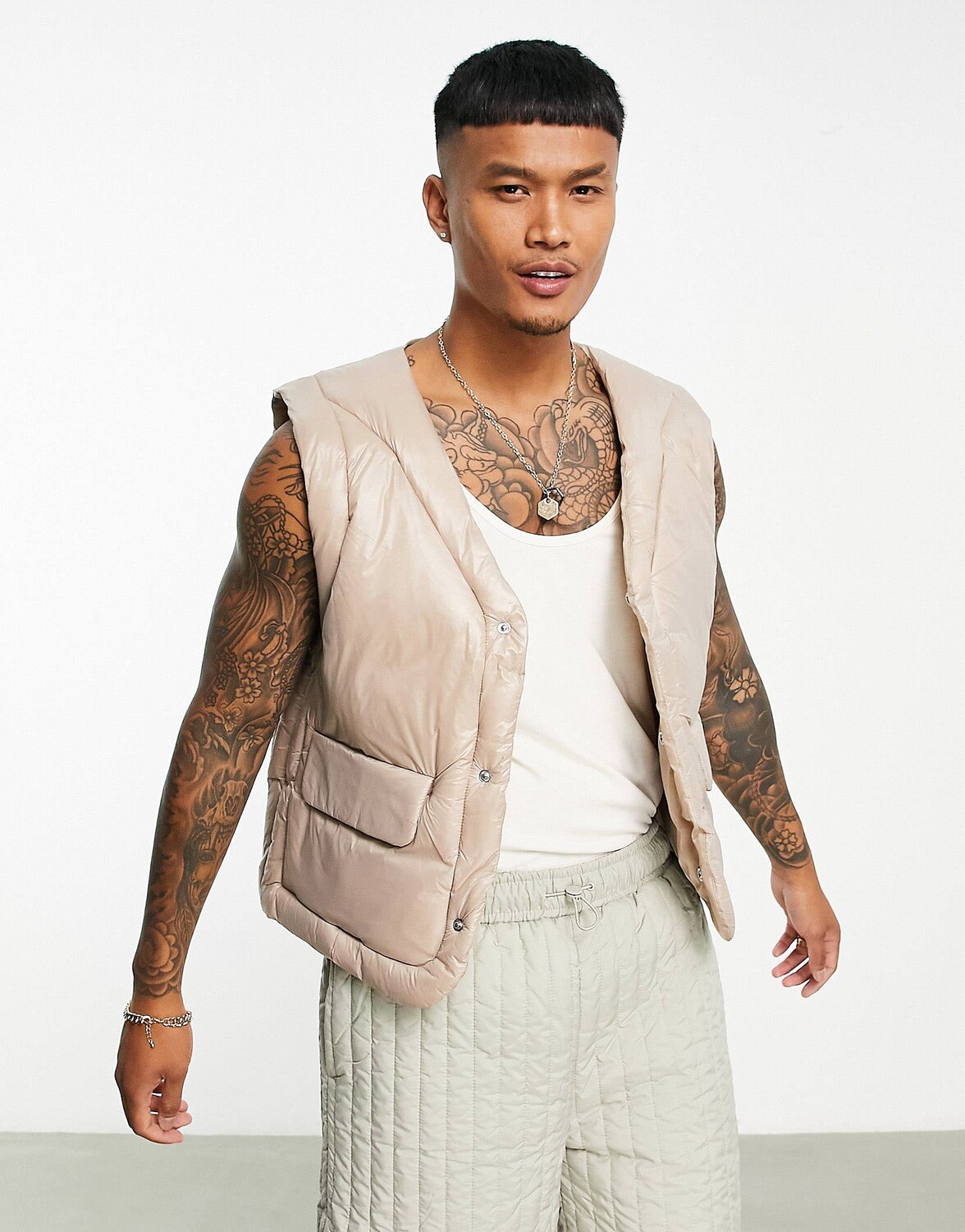 

Блестящий виниловый жилет с эффектом камня ASOS DESIGN