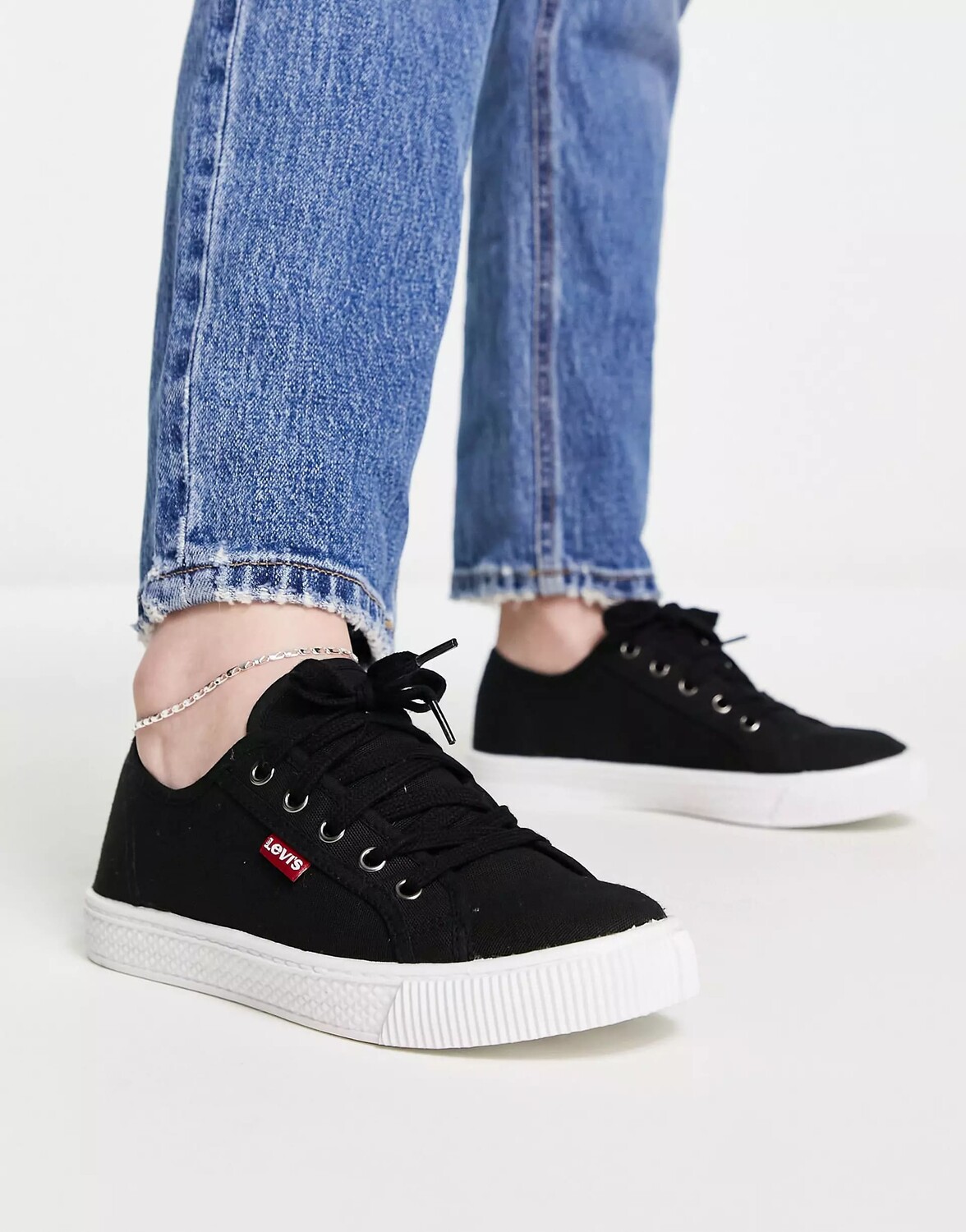 

Кроссовки Levi's Canvas With Red Tab, черный