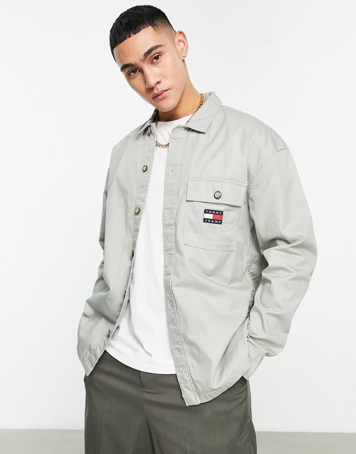 

Бежевая рубашка классического кроя с логотипом Tommy Jeans