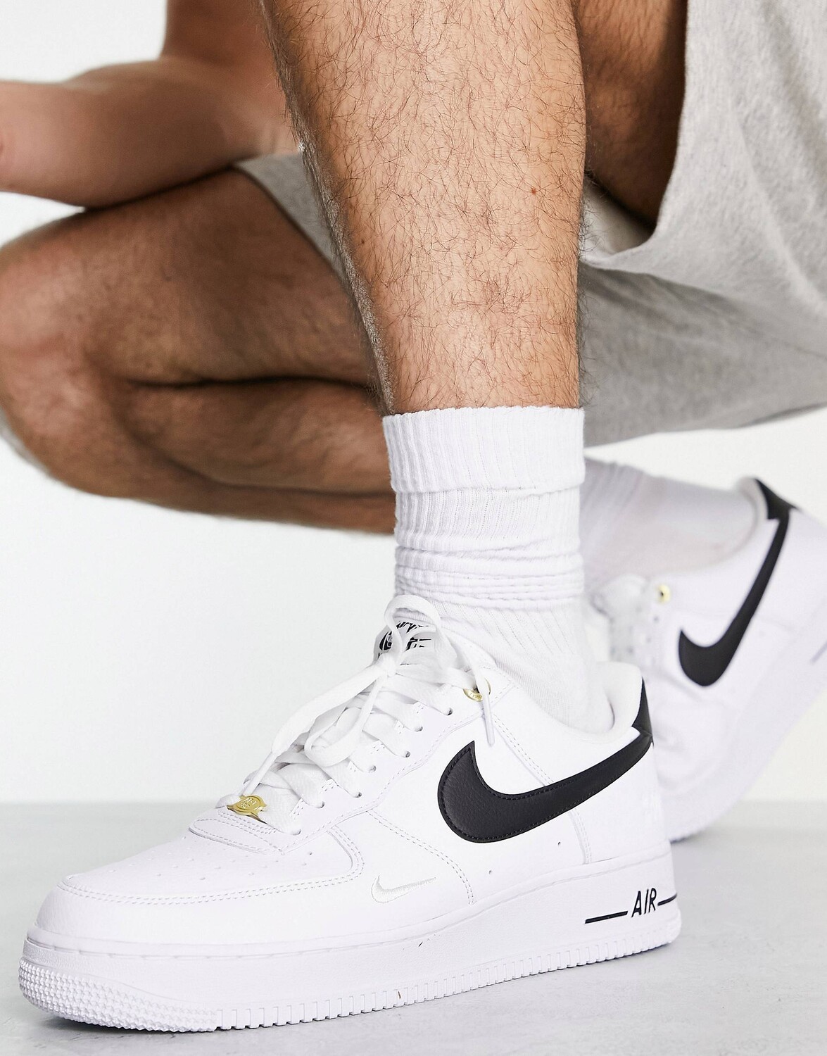 

Бело-черные кроссовки Nike Air Force 1 '07 LV8 40th Anniversary