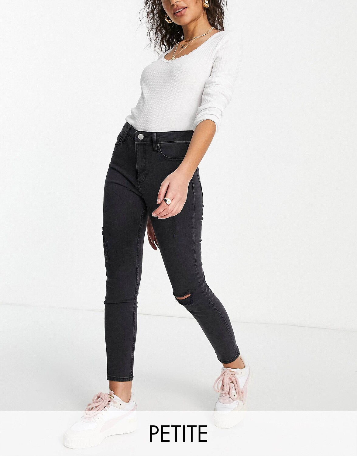 

Черные рваные джинсы скинни с завышенной талией Miss Selfridge Petite Lizzie