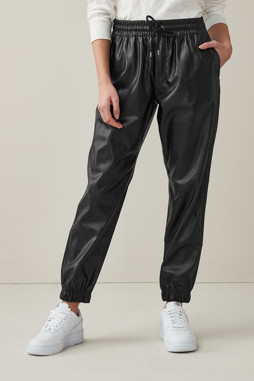 

Джоггеры из искусственной кожи Gap, черный