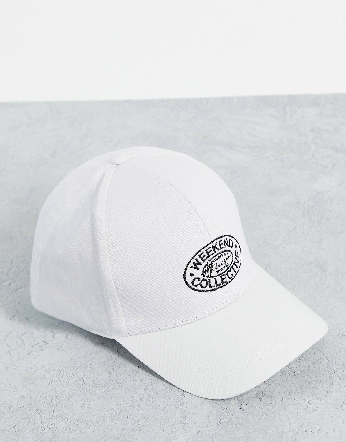 

Белая бейсболка с логотипом ASOS Weekend Collective