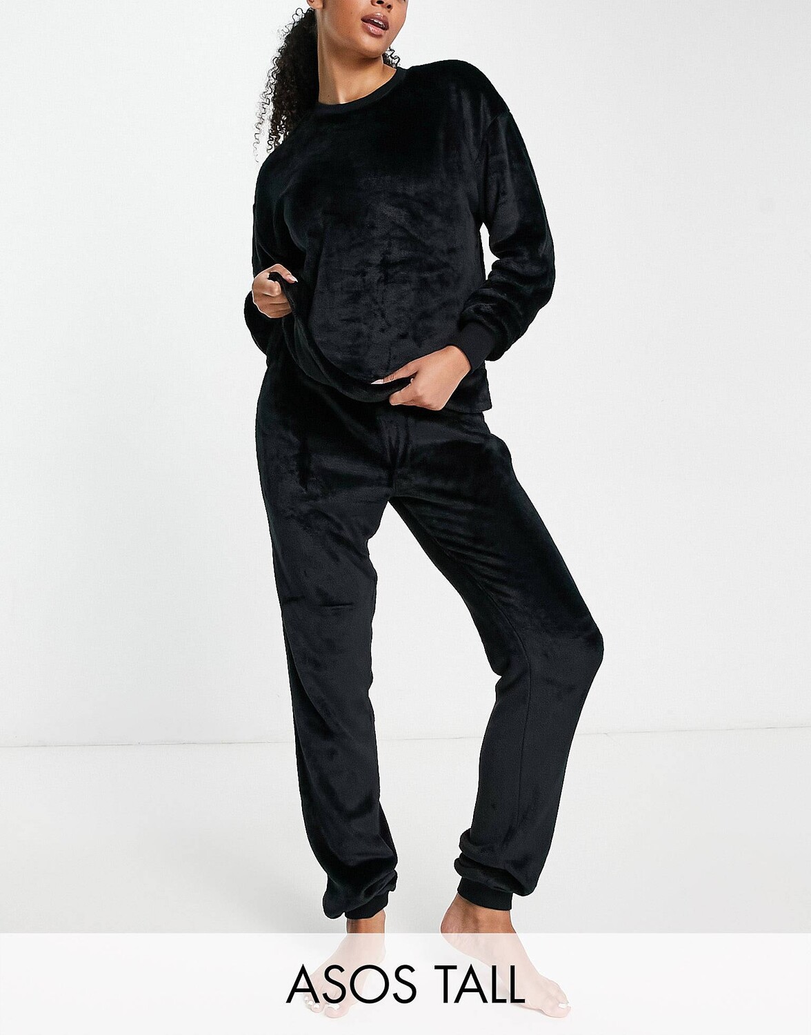 

Черный комплект из супермягкого флиса и джоггеров ASOS DESIGN Tall lounge