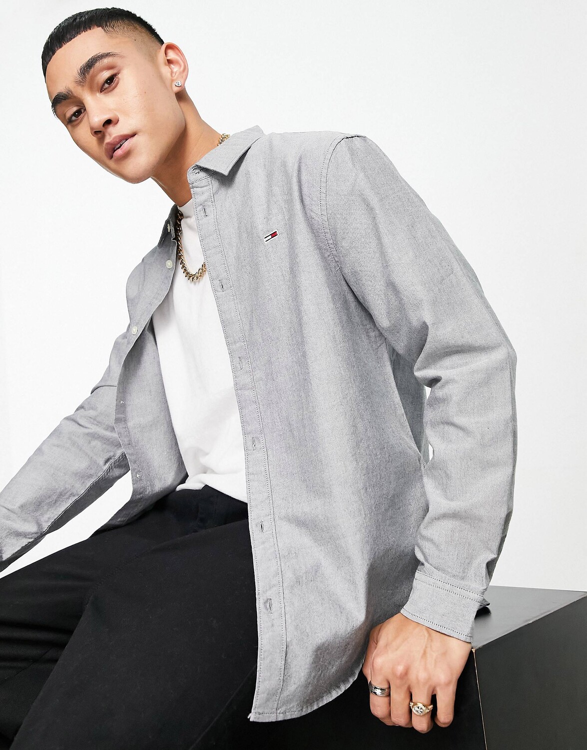 

Серая классическая оксфордская рубашка с логотипом Tommy Jeans