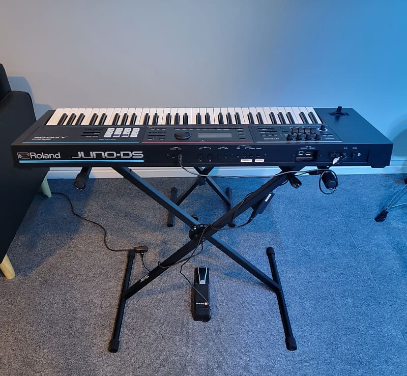 

Синтезатор Roland Juno DS61 Juno DS61 Synthesizer
