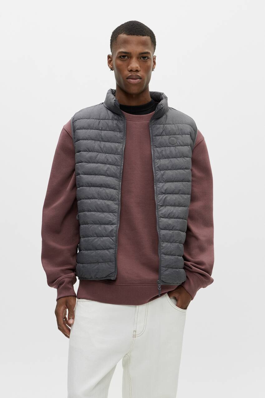 

Легкий стеганый жилет на пуху Pull&Bear, серый
