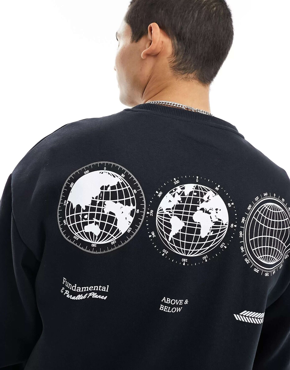 

Черный оверсайз-свитшот Jack & Jones с принтом в виде земного шара на спине