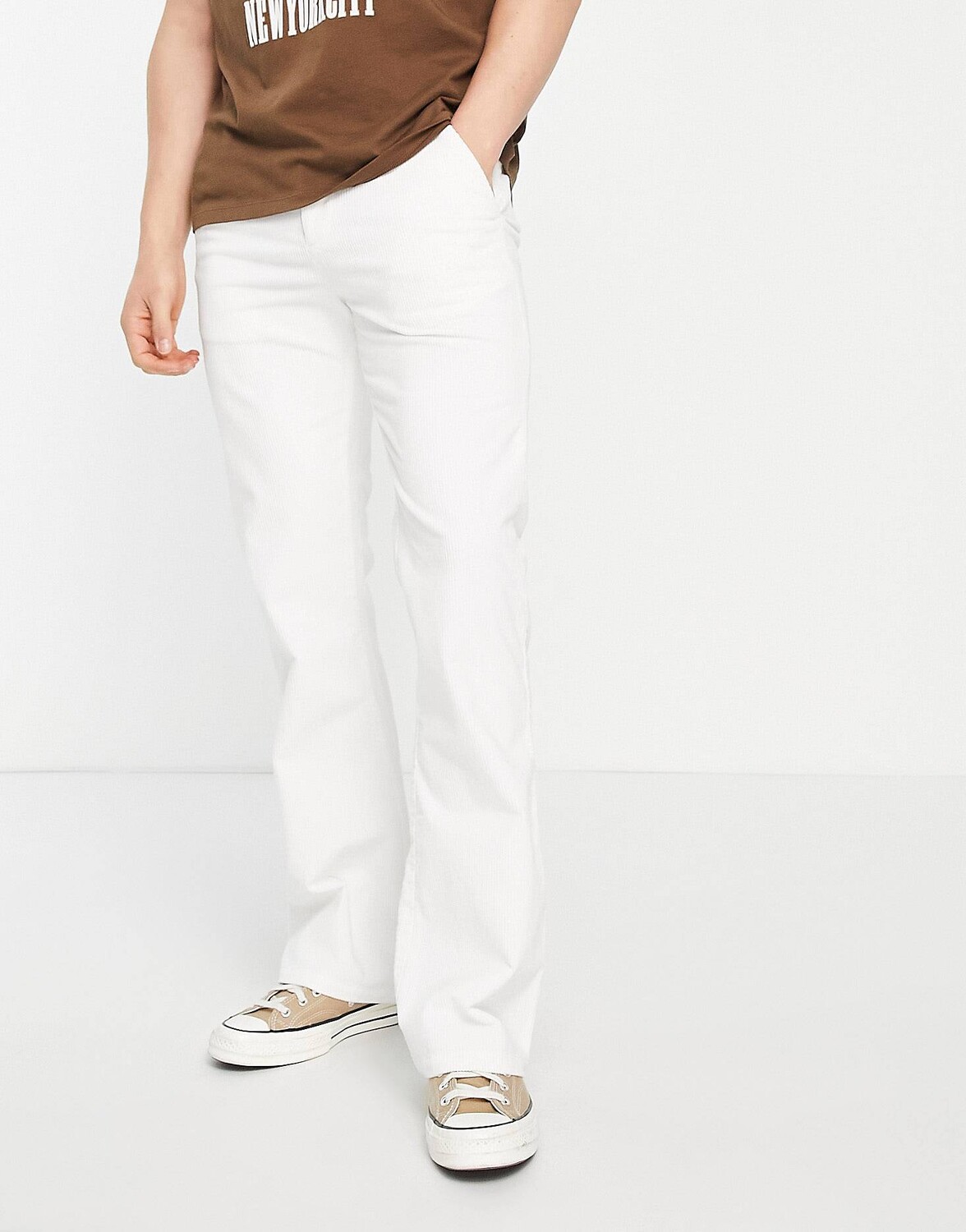 

Белые вельветовые расклешенные брюки ASOS DESIGN