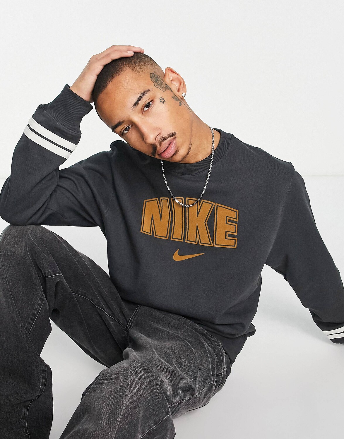 

Темно-серая толстовка с круглым вырезом Nike и принтом в стиле ретро на груди